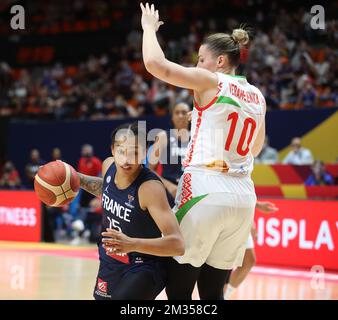 Gabby Williams en France et Anastasiya Verameyenka en Biélorussie se battent pour le ballon lors du match de demi-finale entre la France et la Biélorussie, à Valence, Espagne, le samedi 26 juin 2021. Les championnats européens de basket-ball de la FIBA Women's Eurobasket 2021 se déroulent du 17 au 27 juin. BELGA PHOTO VIRGINIE LEFOUR Banque D'Images