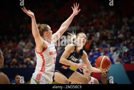 Viktoryia Hasper et Marine Johannes se battent pour le bal lors du match semi-final entre la France et la Biélorussie, à Valence, Espagne, samedi 26 juin 2021. Les championnats européens de basket-ball de la FIBA Women's Eurobasket 2021 se déroulent du 17 au 27 juin. BELGA PHOTO VIRGINIE LEFOUR Banque D'Images