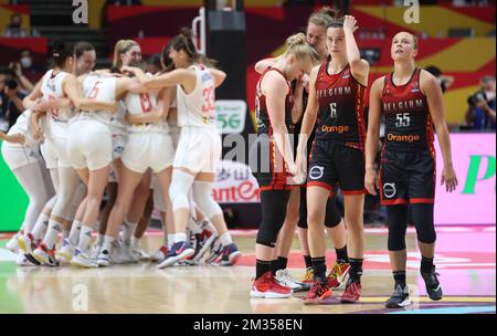 Les chats belges semblent déprimés après la demi-finale du match entre l'équipe nationale féminine de basket-ball belge les chats belges et la Serbie, à Valence, Espagne, le samedi 26 juin 2021. Les chats belges sont en Espagne pour la deuxième partie des championnats européens de basket-ball de la FIBA Women's Eurobasket 2021, qui se tiennent du 17 au 27 juin. BELGA PHOTO VIRGINIE LEFOUR Banque D'Images