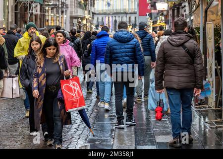 Naples, Italie - 10 décembre 2022: Lors d'une journée de pluie, les gens se promènent dans la via Toledo, la rue est surpeuplée avant Noël. Banque D'Images