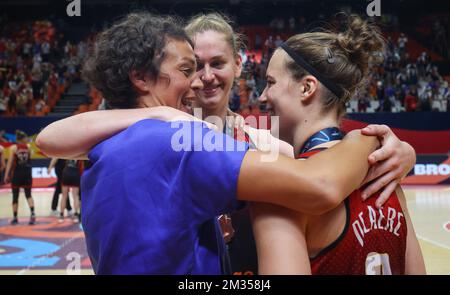 Les Cats belges, l'ancien joueur Sofie Hendrickx, les Cats belges Emma Meesseman et les Cats belges Antonia Tonia Delaere célèbrent après avoir remporté le troisième match entre la Biélorussie et l'équipe nationale féminine de basket-ball belge les Cats belges, à Valence, Espagne, le dimanche 27 juin 2021. Les chats belges sont en Espagne pour la deuxième partie des championnats européens de basket-ball de la FIBA Women's Eurobasket 2021, qui se tiennent du 17 au 27 juin. BELGA PHOTO VIRGINIE LEFOUR Banque D'Images