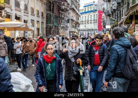 Naples, Italie - 10 décembre 2022: Lors d'une journée de pluie, les gens se promènent dans la via Toledo, la rue est surpeuplée avant Noël. Banque D'Images