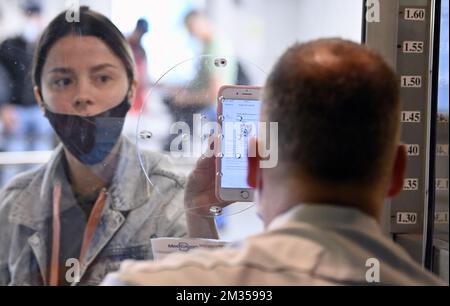 L'illustration montre un passager montrant un code qr à un poste frontalier de la police aéroportuaire de l'aéroport de Bruxelles-Sud Charleroi, à Gosselies, le jeudi 01 juillet 2021. À partir du 1 juillet, les règles de voyage à destination et en provenance de l'étranger seront ajustées dans le contexte de la crise de la couronne. Pour attirer davantage l'attention sur ce point, Annelies Verlinden visite un poste frontalier de la police aéroportuaire à l'aéroport. Entre autres choses, la police est responsable de vérifier le passeport corona européen et le formulaire de localisation de passager de santé publique (PLF) des voyageurs arrivant. BELGA PHOTO ERIC LALMAND Banque D'Images