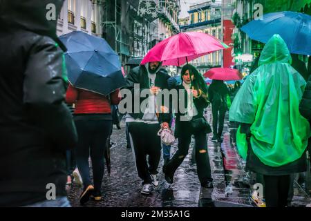 Naples, Italie - 10 décembre 2022: Lors d'une journée de pluie, les gens se promènent dans la via Toledo, la rue est surpeuplée avant Noël. Banque D'Images