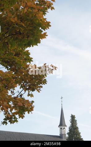 Hasselt, Limbourg-Belgique. 20-10-2021. un petit bâtiment d'église dans le centre-ville. Fragment du toit sur un ciel d'automne Banque D'Images