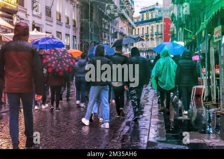 Naples, Italie - 10 décembre 2022: Lors d'une journée de pluie, les gens se promènent dans la via Toledo, la rue est surpeuplée avant Noël. Banque D'Images