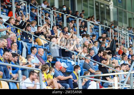 Les supporters de Waasland-Beveren photographiés lors d'un match de football amical entre Waasland-Beveren et le club français Lille OSC, vendredi 09 juillet 2021 à Beveren. BELGA PHOTO DAVID PINTENS Banque D'Images