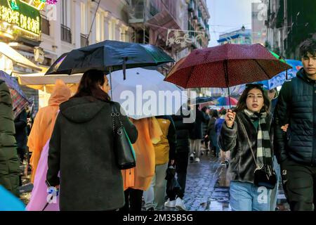 Naples, Italie - 10 décembre 2022: Lors d'une journée de pluie, les gens se promènent dans la via Toledo, la rue est surpeuplée avant Noël. Banque D'Images