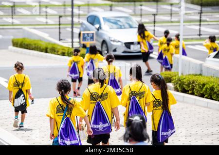 Des écolières japonaises photographiées lors d'une séance de formation en préparation des Jeux Olympiques de Tokyo en 2020 à Mito, au Japon, le samedi 17 juillet 2021. Les Jeux Olympiques d'été ont lieu du 23 juillet au 8 août 2021. BELGA PHOTO ROB WALBERS Banque D'Images
