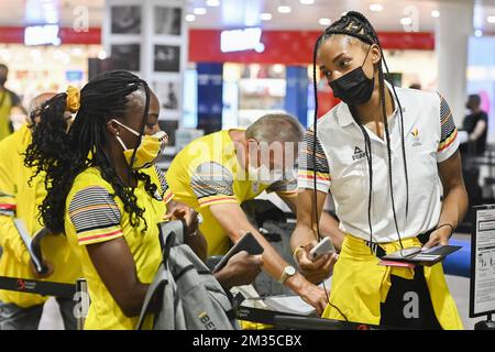 Cynthia Bolingo Mbongo belge et Nafissatou Nafi Thiam belge photographiés au départ des athlètes de Team Belgium aux Jeux Olympiques de Tokyo 2020, samedi 17 juillet 2021, à l'aéroport de Bruxelles à Zaventem. BELGA PHOTO LAURIE DIEFFEMBACQ Banque D'Images