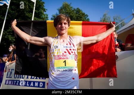 L'athlète belge Jente Hauttekeete célèbre avec un drapeau belge après avoir remporté le concours de décathlon masculin, aux Championnats d'athlétisme européens U20, dimanche 18 juillet 2021 à Tallinn, Estonie. BELGA PHOTO COEN SCHILDERMAN Banque D'Images