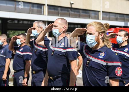 L'illustration montre une minute de silence, une partie du jour de deuil national pour les victimes des graves inondations, dans la caserne des pompiers de Bruxelles, le mardi 20 juillet 2021. Des jours de conditions météorologiques extrêmes ont dévasté certaines parties de l'est et du Sud de la Belgique. Jusqu'à présent, 31 personnes sont mortes en Belgique et 70 sont présumées disparues. BELGA PHOTO LAURIE DIEFFEMBACQ Banque D'Images