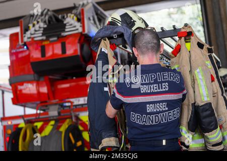 L'illustration montre une minute de silence, une partie du jour de deuil national pour les victimes des graves inondations, dans la caserne des pompiers de Bruxelles, le mardi 20 juillet 2021. Des jours de conditions météorologiques extrêmes ont dévasté certaines parties de l'est et du Sud de la Belgique. Jusqu'à présent, 31 personnes sont mortes en Belgique et 70 sont présumées disparues. BELGA PHOTO LAURIE DIEFFEMBACQ Banque D'Images