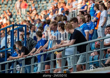 Les supporters de Gent photographiés lors d'un deuxième tour de qualification pour la Conference League, troisième compétition européenne, entre l'équipe de football de première division de la Jupiler Pro League KAA Gent et le club norvégien Valerenga, jeudi 22 juillet 2021 à Gent. BELGA PHOTO KURT DESPLENTER Banque D'Images