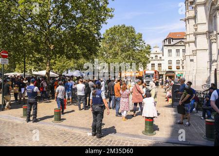 Illustration les gens montrent le rassemblement de beaucoup de personnes près de la soi-disant «zone neutre» dans le centre-ville de Bruxelles, vendredi 23 juillet 2021. La zone neutre a été installée à Sainte-Catherine - Sint-Katelijne, par le Secrétaire d'Etat à l'asile Mahdi, pour fournir des informations aux personnes en grève de la faim dans l'église de Béguinage (Begijnhoferk) dans l'espoir d'obtenir une régularisation collective. BELGA PHOTO LAURIE DIEFFEMBACQ Banque D'Images