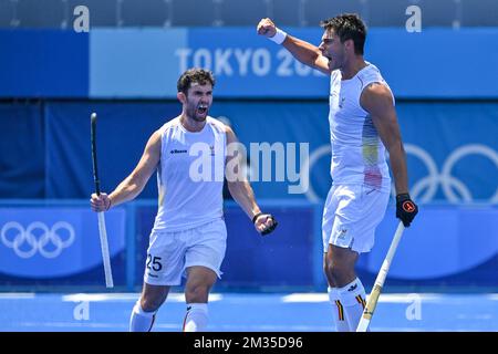 Loick Luypaert en Belgique et Alexander Hendrickx en Belgique célèbrent après avoir marqué un match de hockey entre les Red Lions en Belgique et les pays-Bas, dans la première partie du pool B du tournoi de hockey masculin sur gazon, le deuxième jour des Jeux Olympiques de Tokyo en 2020 à Tokyo, Japon le samedi 24 juillet 2021. Les Jeux Olympiques d'été 2020 reportés se tiendront du 23 juillet au 8 août 2021. BELGA PHOTO DIRK WAEM Banque D'Images