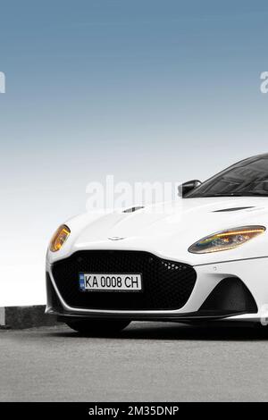 Kiev, Ukraine - 12 juin 2021: Supercar anglais blanc Aston Martin DBS Superleggera sur un fond propre Banque D'Images