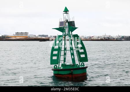 Bouée verte avec repère supérieur en forme de cône. Matériel de navigation du port de Reykjavik, Islande Banque D'Images