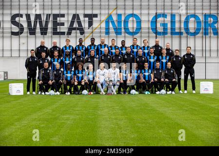 (Rangée du haut L-R:) Material man Michel Dierings, Material man Pascal Plovie, Charles de Ketelaere, Odilon Kossounou, Youssouph Badji, Bas Dost, Matej Mitrovic, Clinton Mata, Daniel Perez, Material man Ronny Werbrouck, (Middle L-R:) Physical coach Carl Vandenbussche, Video Analyst Gertjan de mets, Eder Balanta, assistant Carl Hoefkens, assistant coach Johan Van Rumst, directeur du Club Philippe Clement, assistant Jonas Igovens, entraîneur de Frederalvens, entraîneur de Brugge Entraîneur physique Eddie Rob, Brandon Mechele, Ignace Van Der Bimpt, gestionnaire d'équipe Michael Vijverman, Kinesist Thomas de JO Banque D'Images