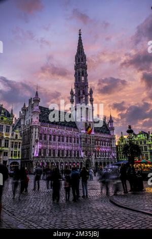 L'hôtel de ville de Bruxelles est violet pour soutenir le mouvement pour l'égalité des droits des personnes handicapées de WeThe15, le jeudi 19 août 2021, avant le début des Jeux paralympiques. BELGA PHOTO HADRIEN DURE Banque D'Images