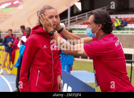 L'athlète belge Merel Maes et l'entraîneur Fernando Oliva photographiés pendant les qualifications de la compétition de saut en hauteur pour femmes, aux Championnats du monde d'athlétisme U20, le vendredi 20 août 2021 à Nairobi, Kenya. Les championnats du monde ont lieu du 18 au 22 août. BELGA PHOTO ROGER SEDRES Banque D'Images