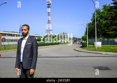 Sammy Mahdi, Secrétaire d'Etat à la politique d'asile et de migration, s'entretient avec la presse dans les casernes militaires 'Kwartier Majoor Housiau' à Peutie, Vilvoorde, où un contrôle médical et de sécurité est organisé pour les personnes évacuées qui sont arrivées d'Afghanistan plus tôt aujourd'hui, mardi 24 août 2021. Aujourd'hui, un nouveau vol de la mission d'évacuation militaire belge 'opération Red Kite' est arrivé de la capitale pakistanaise Islamabad, transportant des Belges et leurs familles, mais aussi des Afghans tels que des interprètes, des fixateurs et des employés d'organisations de défense des droits de l'homme en toute sécurité hors d'Afghanistan. BELGA PHOTO HADRIEN Banque D'Images