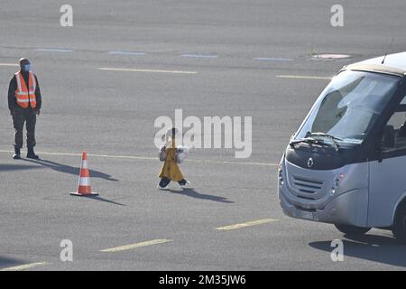 L'illustration montre une fille allant de l'avion à l'autobus à l'arrivée d'un avion militaire affrété Airbus A330 MRTT transportant des personnes évacuées d'Afghanistan, à l'aéroport militaire de Melsbroek, le mercredi 25 août 2021. La mission d'évacuation militaire belge « l'opération Red Kite » transporte des avions de défense entre la capitale pakistanaise Islamabad et Kaboul en Afghanistan, pour faire sortir les Belges et leurs familles, mais aussi les Afghans, comme les interprètes, les fixateurs et les employés des organisations de défense des droits de l'homme, en toute sécurité hors d'Afghanistan. BELGA PHOTO ERIC LALMAND Banque D'Images