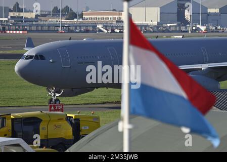 L'illustration montre un drapeau des pays-Bas à l'arrivée d'un avion militaire Airbus A330 MRTT transportant des personnes évacuées d'Afghanistan, à l'aéroport militaire de Melsbroek, le mercredi 25 août 2021. La mission d'évacuation militaire belge « l'opération Red Kite » transporte des avions de défense entre la capitale pakistanaise Islamabad et Kaboul en Afghanistan, pour faire sortir les Belges et leurs familles, mais aussi les Afghans, comme les interprètes, les fixateurs et les employés des organisations de défense des droits de l'homme, en toute sécurité hors d'Afghanistan. BELGA PHOTO ERIC LALMAND Banque D'Images