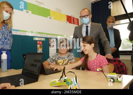 Ben Weyts, ministre flamand de l'éducation, de la protection des animaux et des sports, photographié lors d'une visite au « GO! École primaire de Daltonschool à Merelbeke, le premier jour d'école pour l'année 2021-2022, mercredi 01 septembre 2021. BELGA PHOTO JAMES ARTHUR GEKIERE Banque D'Images