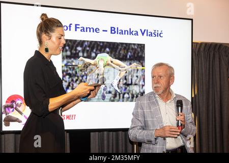 Blanka Vlasic et Wilfried Meert, organisatrice de la rencontre Memorial Van Damme en Croatie, photographiée lors de la soirée de gala de l'édition 2021 de la rencontre Memorial Van Damme, mercredi 01 septembre 2021 au Ter Kamerenbos - Bois de la Cambre à Bruxelles. La réunion aura lieu vendredi prochain à Bruxelles. BELGA PHOTO JAMES ARTHUR GEKIERE Banque D'Images