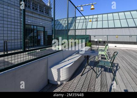 Illustration la photo montre la terrasse au sommet du complexe "Grand poste" rénové à Liège, mercredi 08 septembre 2021. L'ancien bâtiment postal abrite maintenant diverses entreprises, un hôtel, des restaurants et des boutiques. BELGA PHOTO BERNARD GILLET Banque D'Images