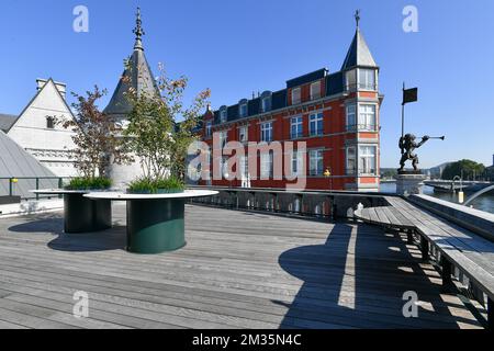 Illustration la photo montre la terrasse au sommet du complexe "Grand poste" rénové à Liège, mercredi 08 septembre 2021. L'ancien bâtiment postal abrite maintenant diverses entreprises, un hôtel, des restaurants et des boutiques. BELGA PHOTO BERNARD GILLET Banque D'Images