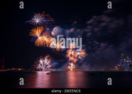 Un magnifique feu d'artifice lumineux dans le ciel nocturne lors de la Journée nationale des Émirats Arabes Unis Banque D'Images