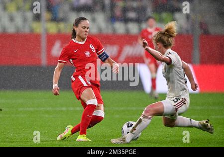 Ewa Pajor, de Pologne, et Charlotte Tison, de Belgique, photographiés en action lors d'un match de football entre l'équipe nationale belge les flammes rouges et la Pologne, le vendredi 17 septembre 2021 à Gdansk, un match de qualification du groupe F pour la coupe du monde 2023. BELGA PHOTO DAVID CATRY Banque D'Images
