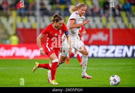 Ewa Pajor, de Pologne, et Justine Vanhaevermaet, de Belgique, ont photographié en action lors d'un match de football entre l'équipe nationale belge les flammes rouges et la Pologne, le vendredi 17 septembre 2021 à Gdansk, un match de qualification du groupe F pour la coupe du monde 2023. BELGA PHOTO DAVID CATRY Banque D'Images