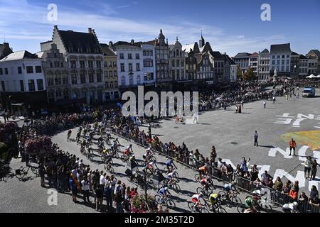 L'illustration montre le centre-ville de Mechelen lors de la course sur route féminine d'élite le septième jour des Championnats du monde UCI Cyclisme sur route Flandre 2021, 157,70km d'Anvers à Louvain, le samedi 25 septembre 2021. Les mondes ont lieu du 19 au 26 septembre 2021, dans plusieurs villes de Flandre, Belgique. BELGA PHOTO POOL KRISTOF RAMON Banque D'Images