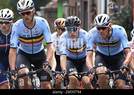 Belge Yves Lampaert, belge Wout van Aert et belge Tim Declercq photographiés en action lors de la course sur route des hommes d'élite des Championnats du monde UCI Cyclisme sur route Flandre 2021, 268,3km d'Anvers à Louvain le dimanche 26 septembre 2021. Les mondes ont lieu du 19 au 26 septembre 2021, dans plusieurs villes de Flandre, Belgique. BELGA PHOTO ERIC LALMAND Banque D'Images