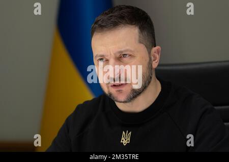 Kiev, Ukraine. 13th décembre 2022. Le président ukrainien Volodymyr Zelenskyy prononce des remarques lors d'une session en ligne du Parlement néo-zélandais du Palais Mariyinsky, 13 décembre 2022, à Kiev, en Ukraine. Credit: Présidence de l'Ukraine/Bureau de presse présidentiel ukrainien/Alamy Live News Banque D'Images