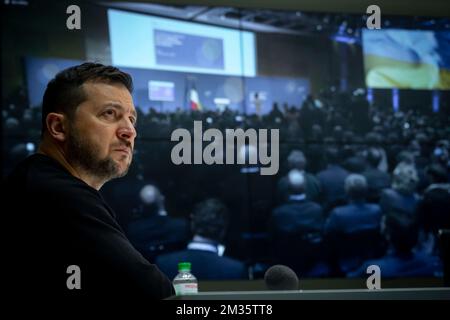 Kiev, Ukraine. 13th décembre 2022. Le président ukrainien Volodymyr Zelenskyy prononce un discours lors d’une conférence en ligne sur la résilience et la reconstruction de l’Ukraine, qui a pris part à Paris depuis le palais Mariyinsky, 13 décembre 2022, à Kiev, en Ukraine. Credit: Présidence de l'Ukraine/Bureau de presse présidentiel ukrainien/Alamy Live News Banque D'Images