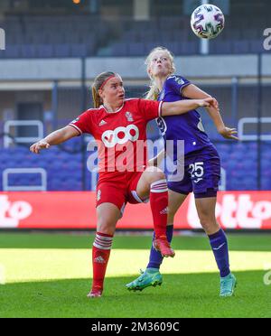 Nikee Van Dijk (20) of OHL and Silke Vanwynsberghe (21) of