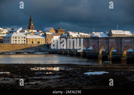 Berwick upon Tweed une journée d'hiver en regardant de l'autre côté de la rivière vers le Guildhall avec le vieux pont de 15 arches enjambant la rivière Banque D'Images