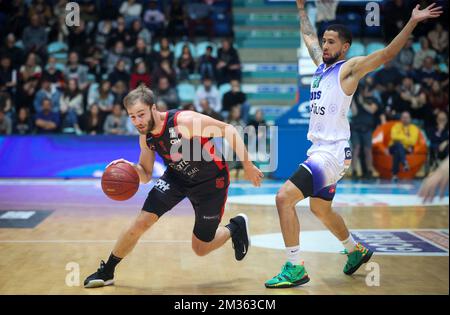 Alex Libert et Marcus Tyus de Spirou se battent pour le ballon lors du match de basket-ball entre Mons-Hainaut et Spirou Charleroi, samedi 16 octobre 2021 à Mons, le 6 e jour du National Round Belgium dans le championnat belge de la première division de la Ligue BNXT. BELGA PHOTO VIRGINIE LEFOUR Banque D'Images