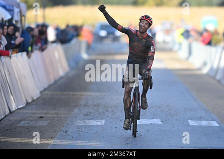 Le Belge Laurens Sweeck célèbre sa victoire dans la course d'élite masculine du Kermiscross cyclocross à Ardooie, jeudi 21 octobre 2021. BELGA PHOTO DAVID STOCKMAN Banque D'Images