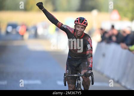 Le Belge Laurens Sweeck célèbre sa victoire dans la course d'élite masculine du Kermiscross cyclocross à Ardooie, jeudi 21 octobre 2021. BELGA PHOTO DAVID STOCKMAN Banque D'Images