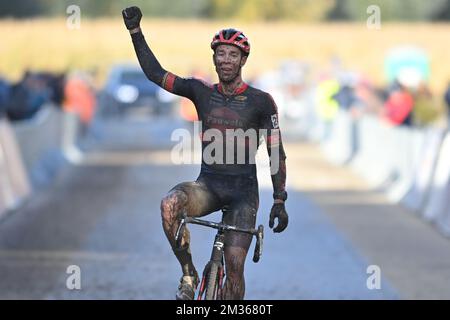 Le Belge Laurens Sweeck célèbre sa victoire dans la course d'élite masculine du Kermiscross cyclocross à Ardooie, jeudi 21 octobre 2021. BELGA PHOTO DAVID STOCKMAN Banque D'Images