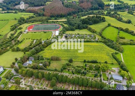 Vue aérienne, prairies et champs à Klevinghauser Straße entre cimetière et terrain de sport à Breckerfeld, pays aigre, Rhénanie-du-Nord-Westphalie, Allemagne, Banque D'Images