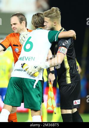 Glenn Neven de Lommel et Nordin Jackers de Waasland-Beveren photographiés avant un match de football entre Waasland-Beveren et Lommel SK, dimanche 24 octobre 2021 à Beveren, le jour 9 de la deuxième division de la « Ligue Pro 1B » du championnat belge de football. BELGA PHOTO DAVID PINTENS Banque D'Images