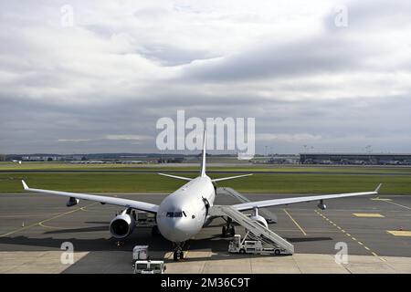 L'illustration montre l'Airbus A330 MRTT avant le départ à l'aéroport militaire de Melsbroek pour une visite de travail royale au Danemark, pour discuter des stratégies d'emploi et de formation, lundi 25 octobre 2021 à Copenhague, Danemark. BELGA PHOTO ERIC LALMAND Banque D'Images