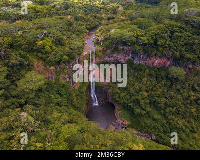 Cascade de Chamarel à l'île Maurice avec rivière du Cup dans le quartier de Rivière Noire. Paysage panoramique coloré autour de la cascade et de la vallée et de la rivière t Banque D'Images