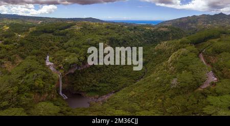 Cascade de Chamarel à l'île Maurice avec rivière du Cup dans le quartier de Rivière Noire. Paysage panoramique coloré autour de la cascade et de la vallée et de la rivière t Banque D'Images